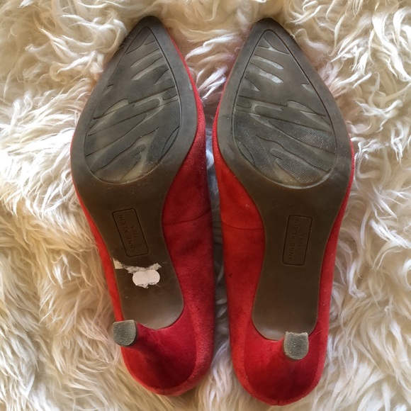 Anne Klein Suede Red Pumps EUC Leather Size 8 1/2 closed pointed toe design - Picture 10 of 10